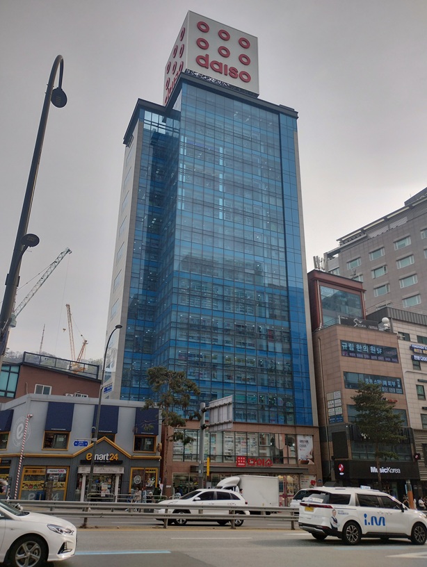 韓国ソウル明洞にある12階建てのDAISO
