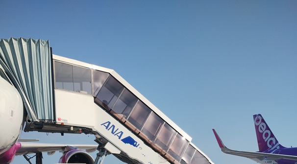 関西国際空港早朝の飛行機。
乗客を乗せるため駐留している。