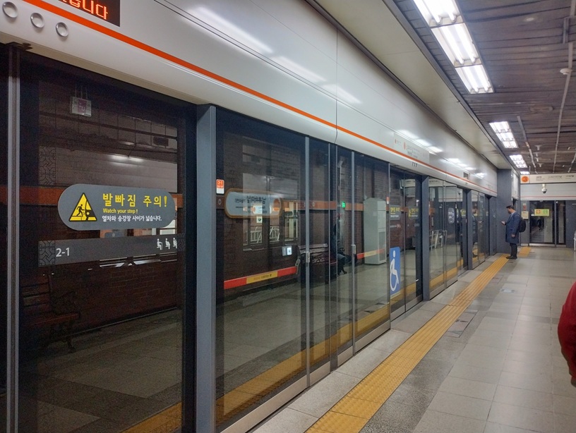 韓国の地下鉄のホーム。南部バスターミナル駅