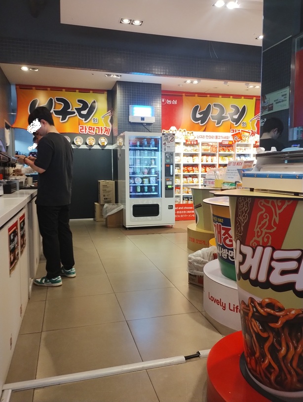 韓国ソウル明洞にあるインスタントラーメンを作ってくれるお店。店員さんが注文を受けたラーメンを作っている