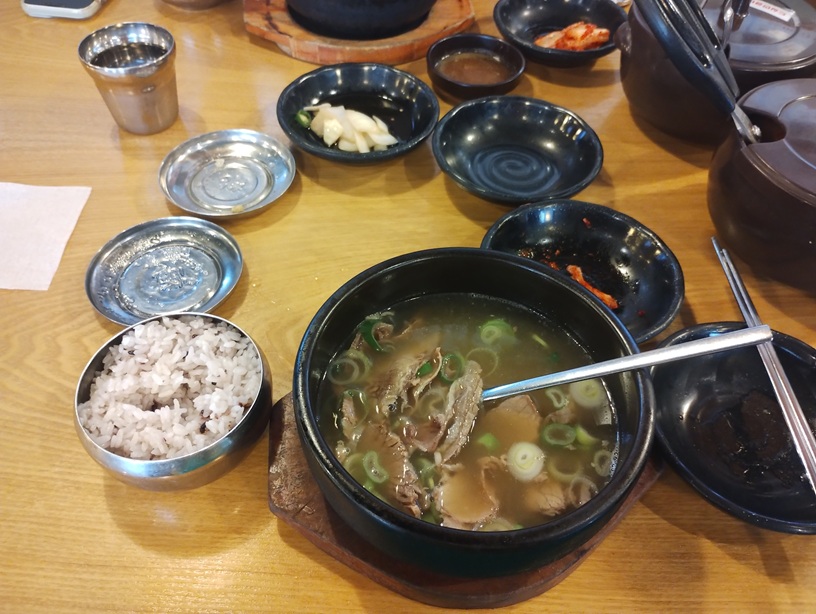 韓国の江南エリアにあるソルロンタンのお店のソルロンタン。副菜にキムチがついている。