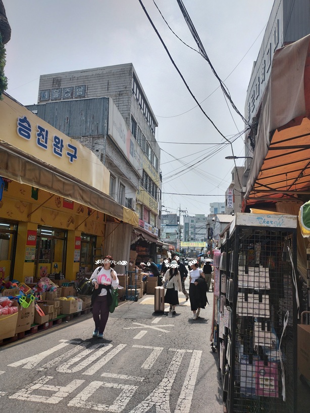 韓国ソウル東大門近く、昌信洞文具・玩具通り。問屋街だが、観光客も、立ち寄っている。