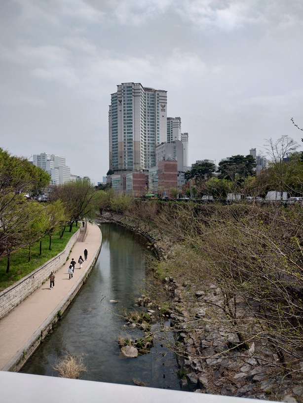 韓国ソウルを流れる清渓川(チョンゲチョン)昼間の風景