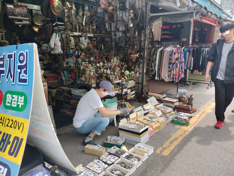 韓国ソウルの東大門近く、東廟蚤の市に出しているお店。古銭や仏像、骨とう品などが並んでいる。