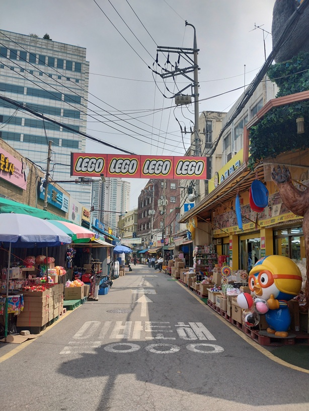 韓国ソウル東大門近く、昌信洞文具・玩具通りにずらっと並ぶお店。REGOの幕が道の上に掛かっている。