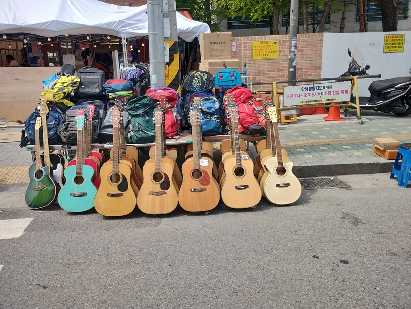 韓国ソウル、東大門近く、東廟蚤の市の露店で並べられている楽器やカバン。