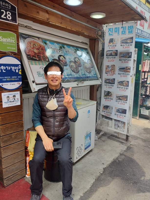 韓国ソウル東大門近くにあるキンパ屋さんの店。住所ソウル特別区鐘路区昌信洞439-1。チンミキムパッ。お店の前で、主人さんの写真
