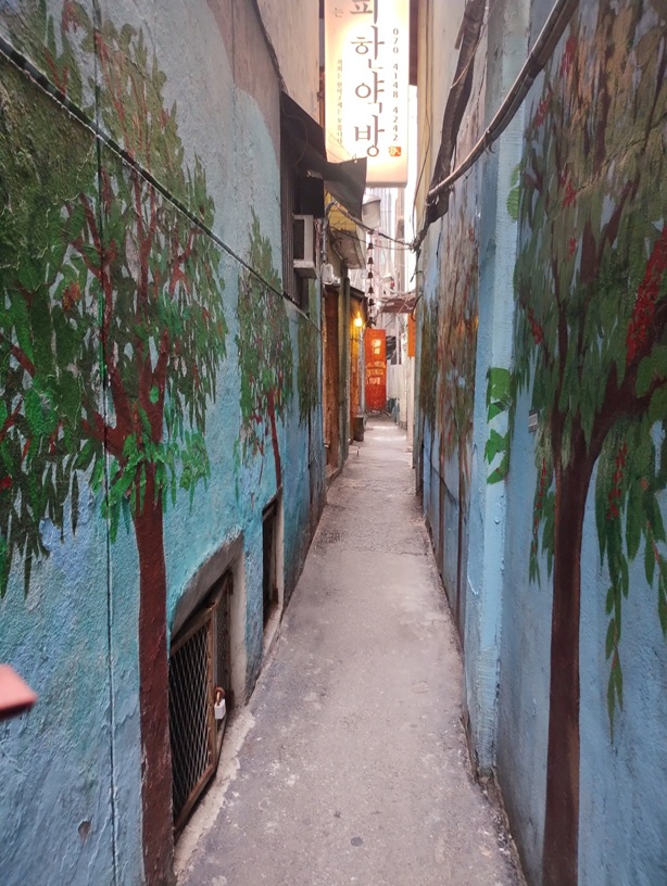 韓国ソウルの明洞近く、コーヒー韓薬房ヘミンダンの前の路地。住所ソウル市中区三一大路12キル16-6。狭くてわかりにくい所。