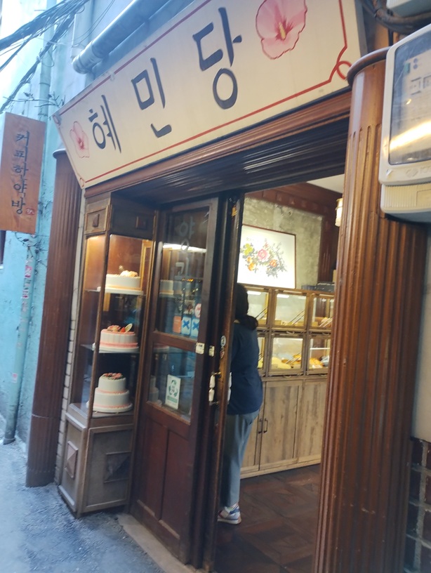 韓国ソウルの明洞近く、コーヒー韓薬房ヘミンダンの店舗前。住所ソウル市中区三一大路12キル16-6。