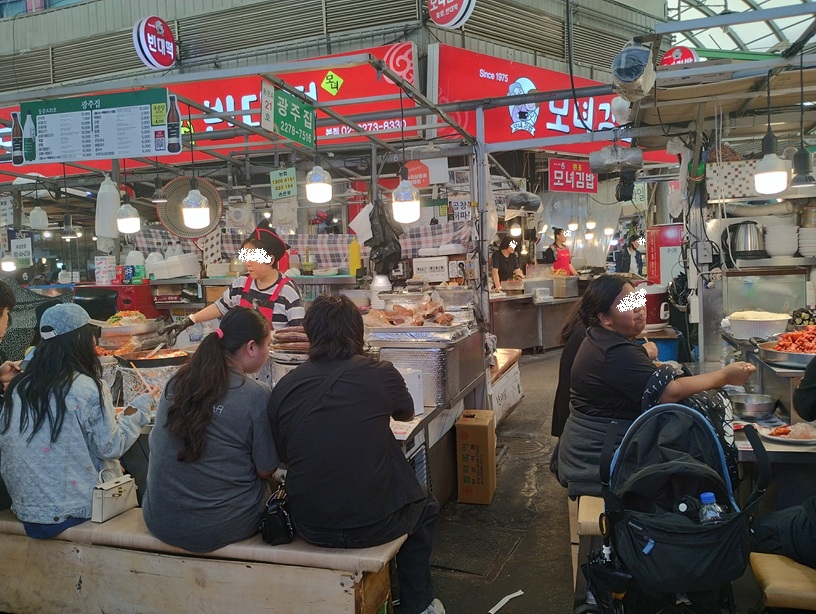 韓国ソウル東大門近くにある広蔵市場で食事する人