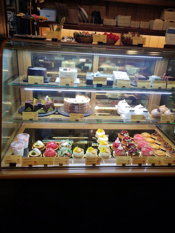 韓国ソウルの明洞近く、コーヒー韓薬房ヘミンダンの1階ケーキのショーケース。住所ソウル市中区三一大路12キル16-6。